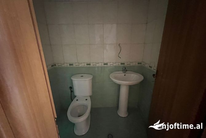 Shtepi ne shitje Apartament ne Tirane, 3+1, Mobilimi Bosh, pa mobiluar, Pagesa 193,000  Euro.