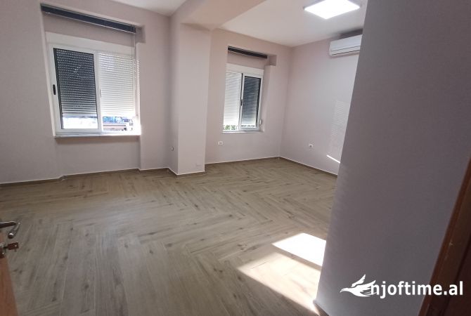 Ambient biznesi me qera 3+1 ne Tirane - 800 Euro