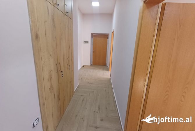 Ambient per Zyra me qira prane Tajvanit  800 euro