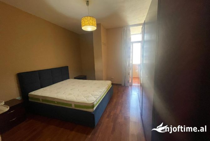 Shtepi ne shitje Apartament ne Tirane, 1+1, Mobilimi Pjeserisht e mobiluar, Pagesa 150,000  Euro.