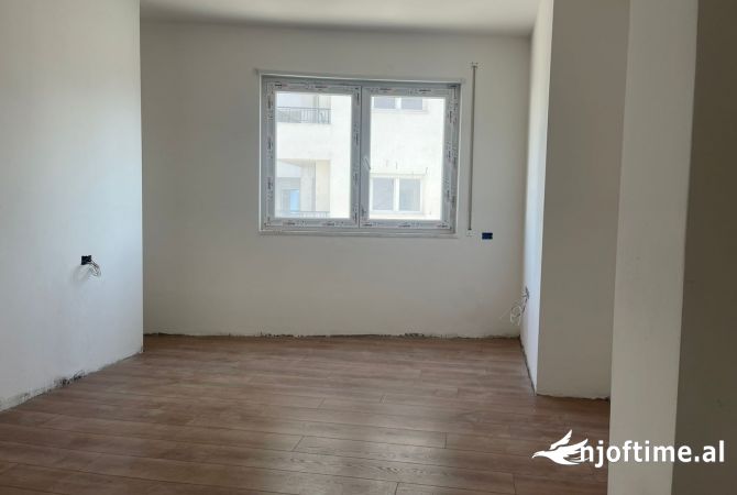 Shtepi ne shitje Apartament ne Tirane, 1+1, Mobilimi Bosh, pa mobiluar, Pagesa 270,000  Euro.
