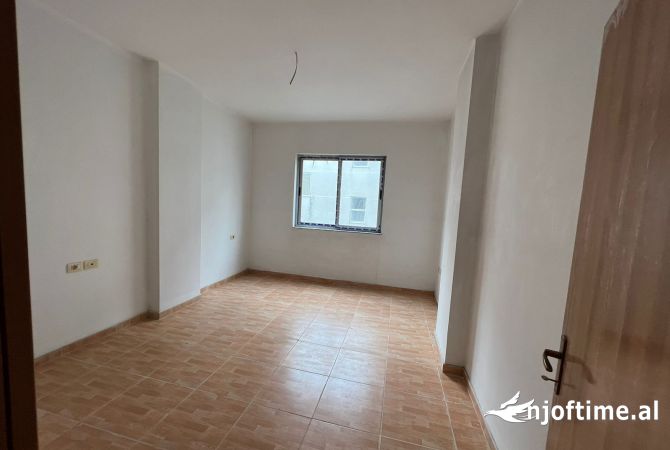 Shtepi ne shitje Apartament ne Tirane, 3+1, Mobilimi Bosh, pa mobiluar, Pagesa 193,000  Euro.
