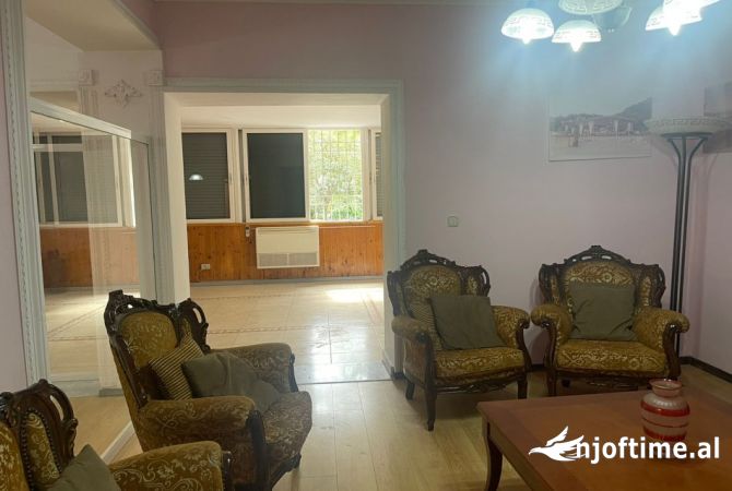 Shtepi ne shitje Apartament ne Tirane, 4+1, Mobilimi Pjeserisht e mobiluar, Pagesa 235,000  Euro.