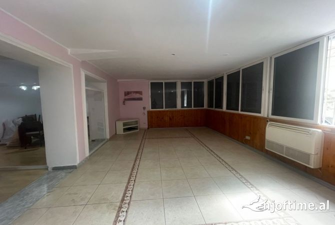 Shtepi ne shitje Apartament ne Tirane, 4+1, Mobilimi Pjeserisht e mobiluar, Pagesa 235,000  Euro.