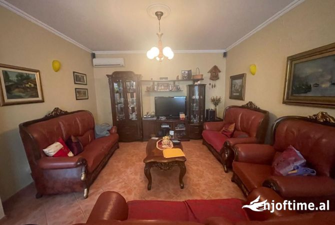 Shtepi ne shitje Vila Luksoze ne Tirane, 4+1, Mobilimi E mobiluar, Pagesa 600,000  Euro.