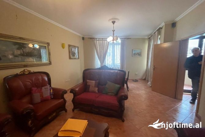 Shtepi ne shitje Vila Luksoze ne Tirane, 4+1, Mobilimi E mobiluar, Pagesa 600,000  Euro.