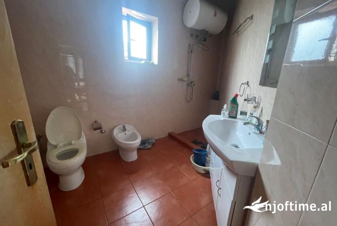 Shtepi ne shitje Vila Luksoze ne Tirane, 4+1, Mobilimi E mobiluar, Pagesa 600,000  Euro.