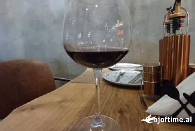 Ambient biznesi me qera 2+1 ne Tirane - 3,500 Euro