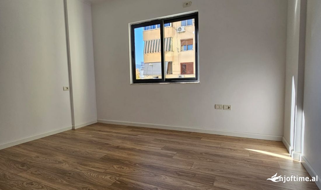 Shtepi ne shitje Apartament ne Tirane, 1+1, Mobilimi Bosh, pa mobiluar, Pagesa 132,000  Euro.