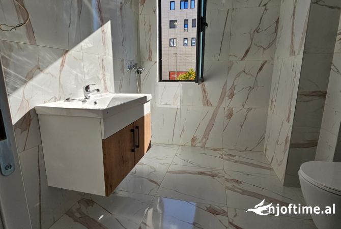 Shtepi ne shitje Apartament ne Tirane, 1+1, Mobilimi Bosh, pa mobiluar, Pagesa 132,000  Euro.