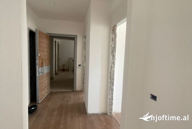 Shtepi ne shitje Apartament ne Tirane, 2+1, Mobilimi Bosh, pa mobiluar, Pagesa 270,000  Euro.