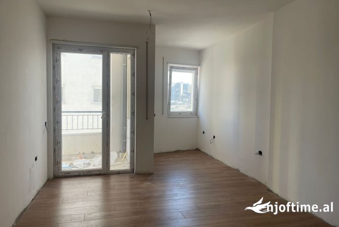 Shtepi ne shitje Apartament ne Tirane, 2+1, Mobilimi Bosh, pa mobiluar, Pagesa 270,000  Euro.