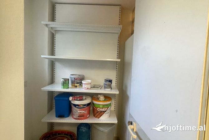 Ambiente Zyrash me qira te ish Ekspozita 600 euro