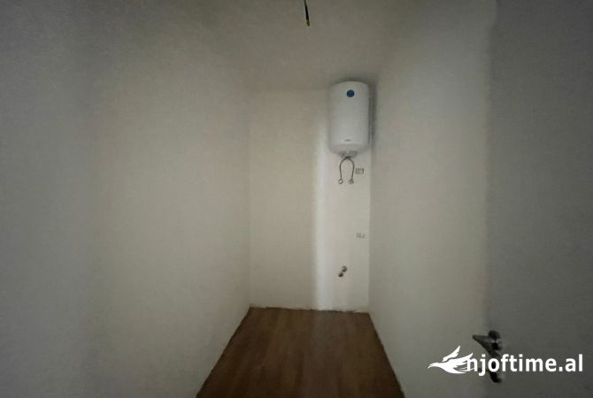 Shtepi ne shitje Apartament ne Tirane, 2+1, Mobilimi Bosh, pa mobiluar, Pagesa 191,000  Euro.