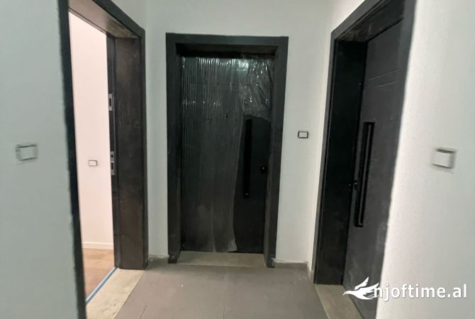 Shtepi ne shitje Apartament ne Tirane, 2+1, Mobilimi Bosh, pa mobiluar, Pagesa 191,000  Euro.