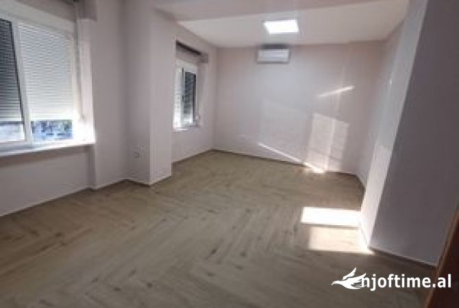 Ambient biznesi me qera 3+1 ne Tirane - 800 Euro