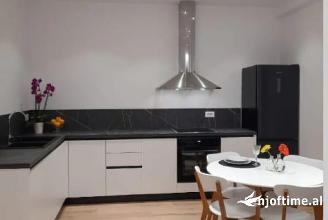 Shtepi me qera 2+1 ne Tirane - 1,300 Euro