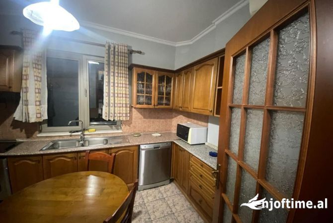 Shtepi me qera 2+1 ne Tirane - 1,000 Euro