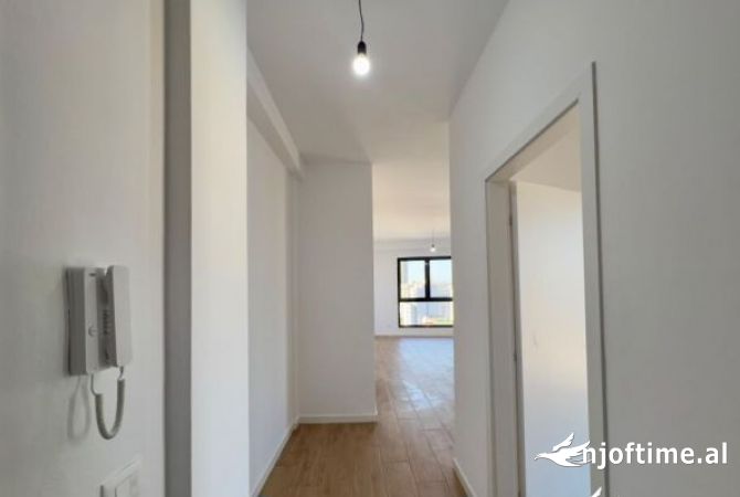 Ambient per zyre te Pazari i Ri 800 Euro