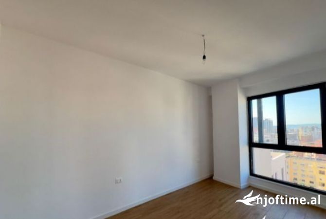 Ambient per zyre te Pazari i Ri 800 Euro