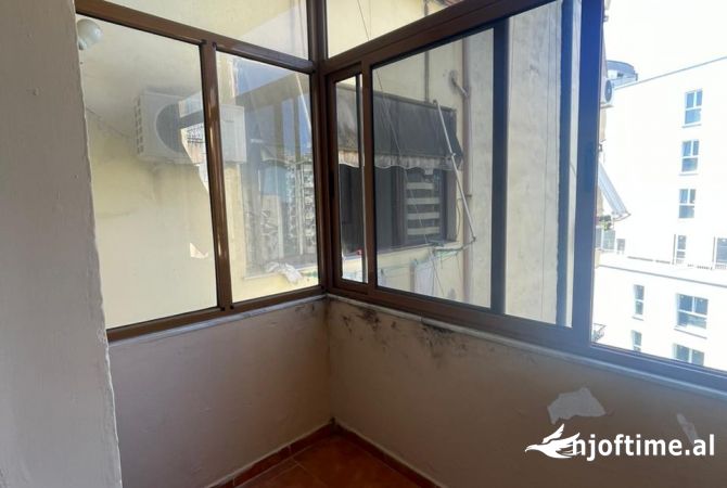 Shtepi ne shitje Apartament ne Tirane, 1+1, Mobilimi E mobiluar, Pagesa 150,000  Euro.