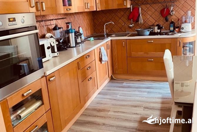 Shtepi ne shitje Apartament ne Tirane, 2+1, Mobilimi E mobiluar, Pagesa 310,000  Euro.