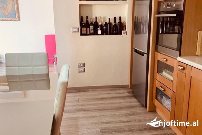 Shtepi ne shitje Apartament ne Tirane, 2+1, Mobilimi E mobiluar, Pagesa 310,000  Euro.
