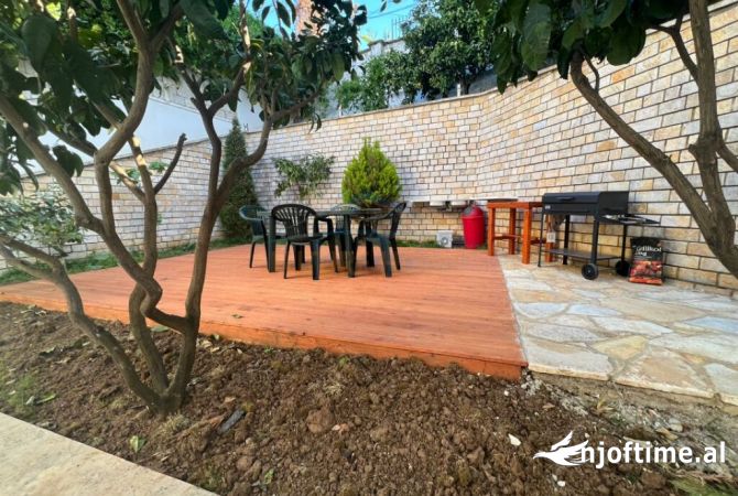 Shtepi ne shitje Vila Luksoze ne Tirane, 4+1, Mobilimi E mobiluar, Pagesa 600,000  Euro.