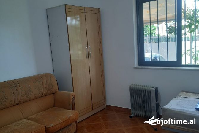 Shtepi ne shitje Shtepi Private ne Tirane, 4+1, Mobilimi Pjeserisht e mobiluar, Pagesa 330,000  Euro.