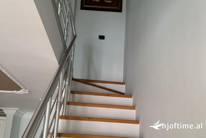 Shtepi ne shitje Duplex(shtepi me 2 kate) ne Tirane, 3+1, Mobilimi E mobiluar, Pagesa 300,000  Euro.