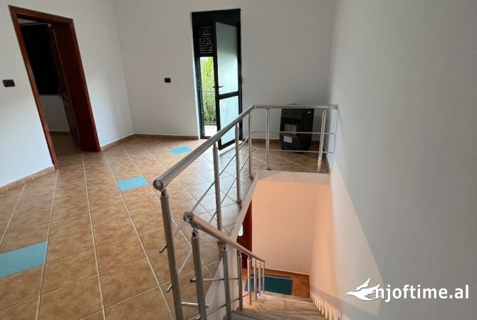 Shtepi ne shitje Shtepi Private ne Tirane, 4+1, Mobilimi E mobiluar, Pagesa 320,000  Euro.