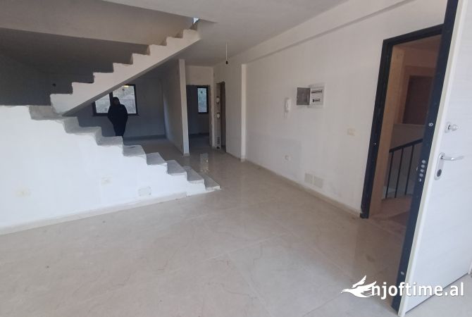 Shtepi ne shitje Duplex(shtepi me 2 kate) ne Tirane, 4+1, Mobilimi Bosh, pa mobiluar, Pagesa 330,000  Euro.
