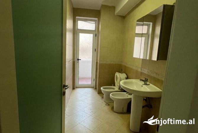 Ambient biznesi me qera 3+1 ne Tirane - 700 Euro