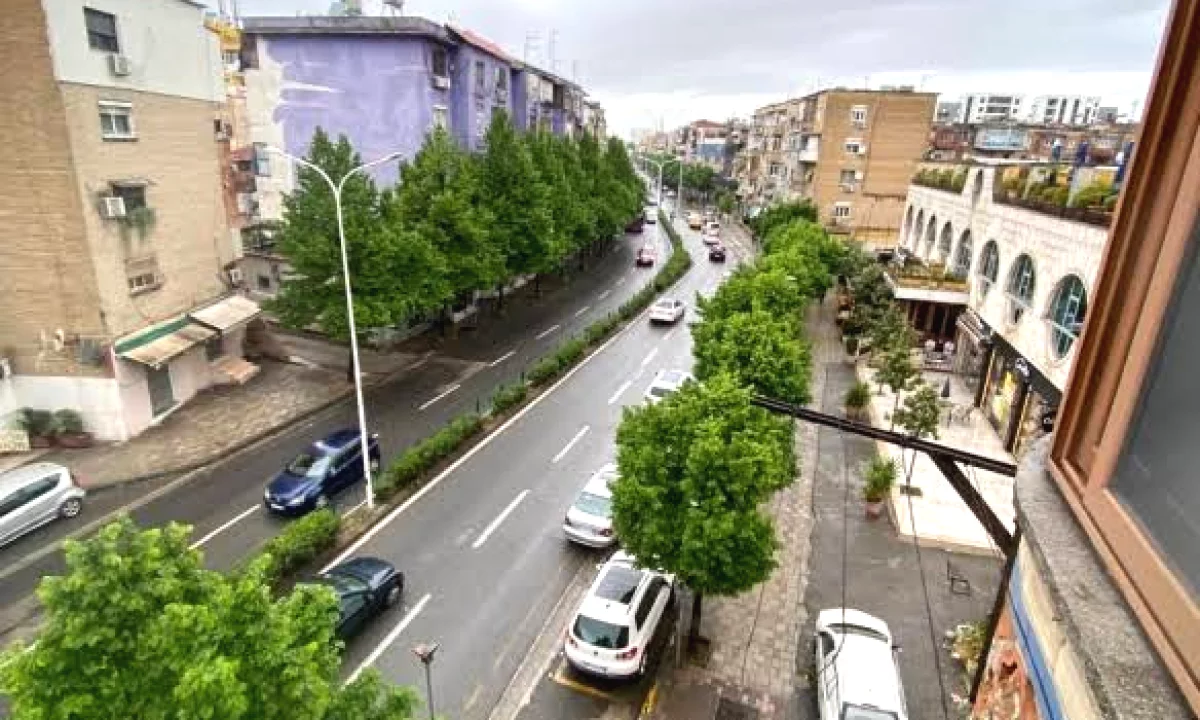 Shitet Dyqan prane rruga Bardhyl 300.000 euro