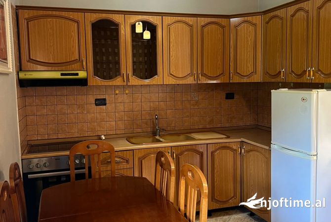 Shtepi me qera Shtepi Private ne Tirane, 2+1, Mobilimi Pjeserisht e mobiluar, Pagesa 1,000  Euro.