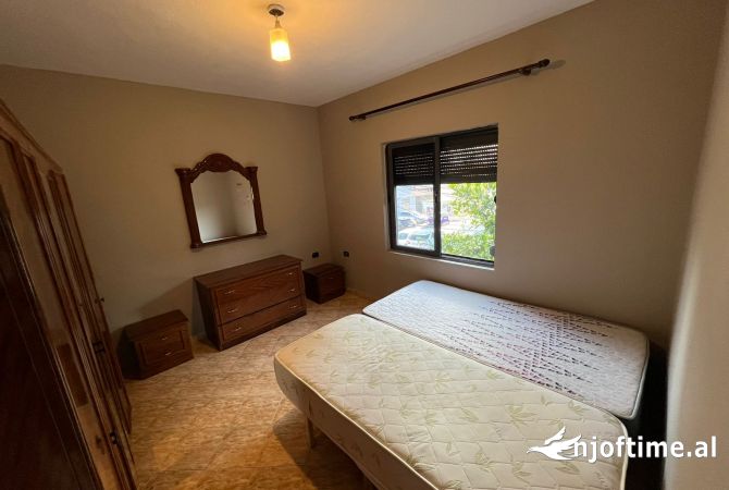 Shtepi me qera Shtepi Private ne Tirane, 2+1, Mobilimi Pjeserisht e mobiluar, Pagesa 1,000  Euro.