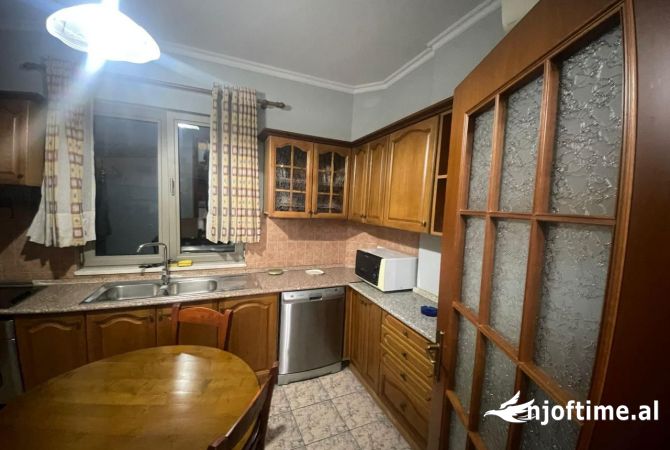Shtepi me qera Apartament ne Tirane, 2+1, Mobilimi E mobiluar, Pagesa 1,000  Euro.