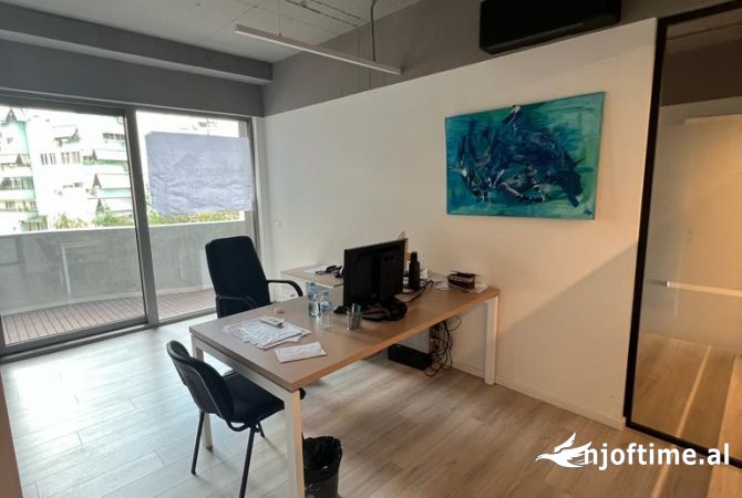 Ambient Zyrash me qira prane Air Albania 