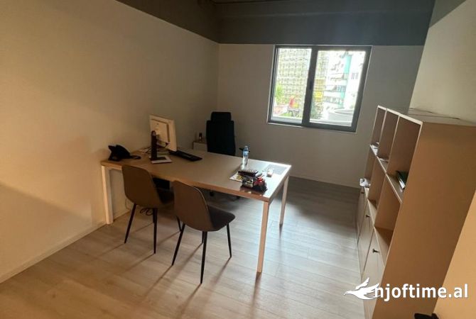 Ambient Zyrash me qira prane Air Albania 