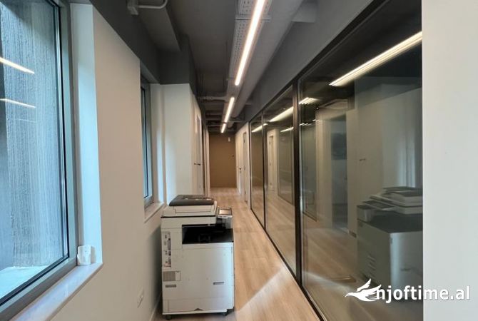 Shitet Ambient Komercial per Zyra Rr.Elbasanit 