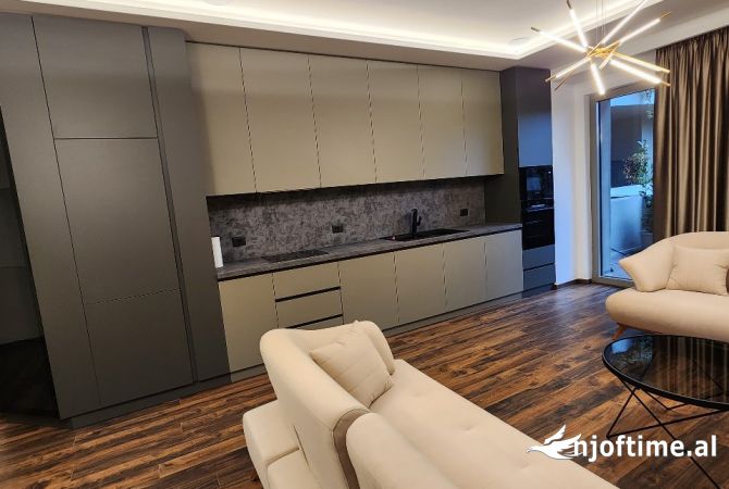 Shtepi me qera Apartament ne Tirane, 2+1, Mobilimi E mobiluar, Pagesa 2,200  Euro.