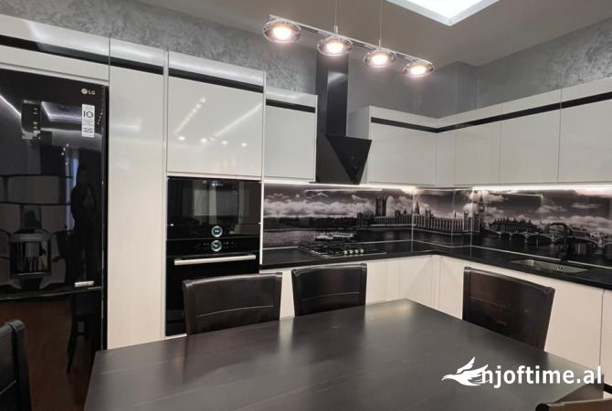 Shtepi ne shitje Apartament ne Tirane, 2+1, Mobilimi E mobiluar, Pagesa 260,000  Euro.