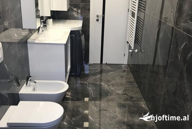 Shtepi ne shitje Apartament ne Tirane, 2+1, Mobilimi E mobiluar, Pagesa 260,000  Euro.