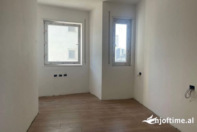 Shtepi ne shitje Apartament ne Tirane, 2+1, Mobilimi Bosh, pa mobiluar, Pagesa 265,000  Euro.