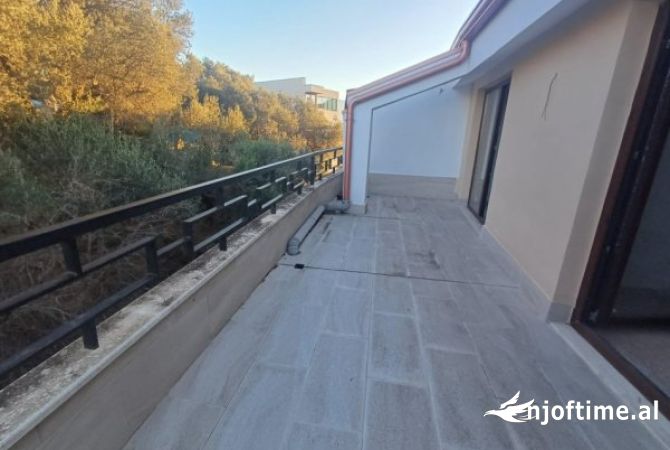 Shtepi ne shitje Duplex(shtepi me 2 kate) ne Tirane, 3+1, Mobilimi Bosh, pa mobiluar, Pagesa 330,000  Euro.
