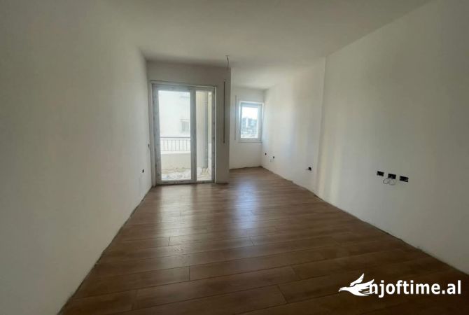 Shtepi ne shitje Apartament ne Tirane, 2+1, Mobilimi Bosh, pa mobiluar, Pagesa 230,000  Euro.