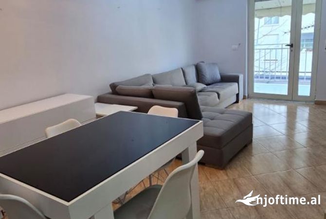 Shtepi ne shitje Apartament ne Tirane, 1+1, Mobilimi E mobiluar, Pagesa 130,000  Euro.