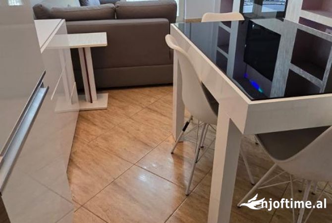 Shtepi ne shitje Apartament ne Tirane, 1+1, Mobilimi E mobiluar, Pagesa 130,000  Euro.