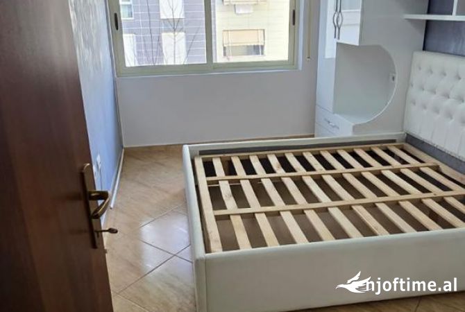 Shtepi ne shitje Apartament ne Tirane, 1+1, Mobilimi E mobiluar, Pagesa 130,000  Euro.