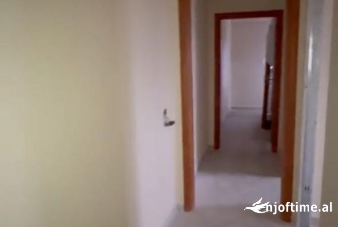 Shtepi ne shitje Apartament ne Tirane, 2+1, Mobilimi Bosh, pa mobiluar, Pagesa 110,000  Euro.
